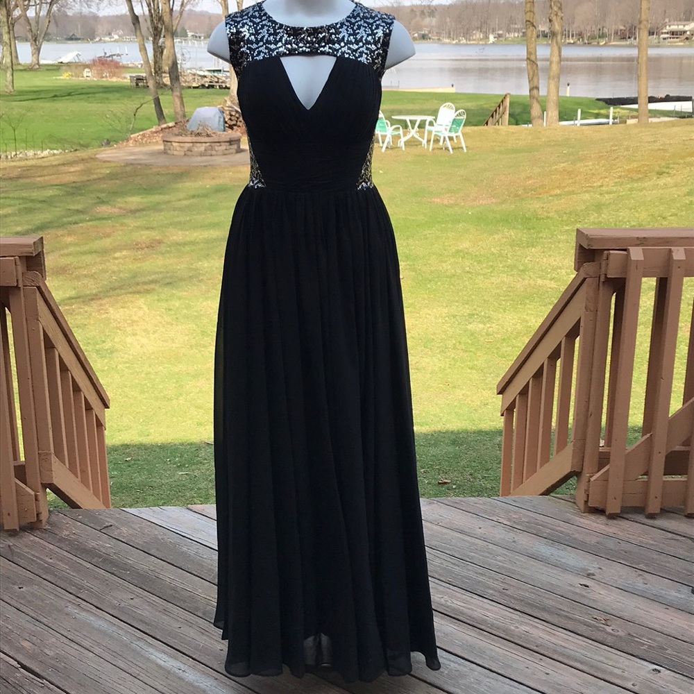 Black sequin gown w/ full skirt 8